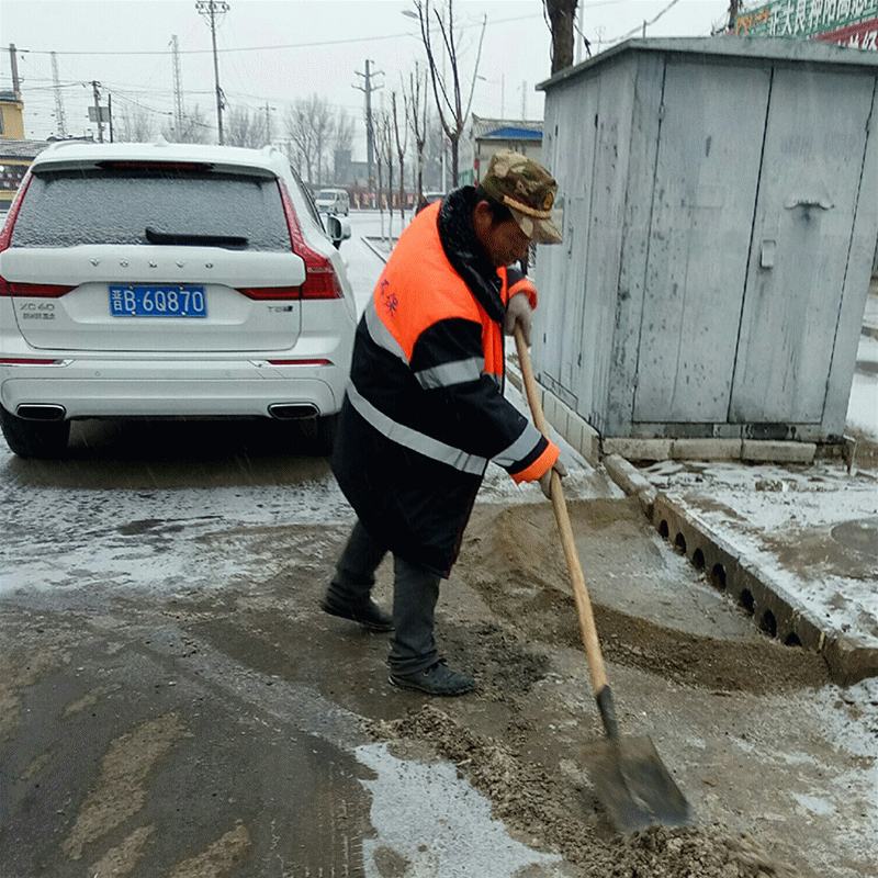 铲雪除冰保畅通,环卫工人在行动