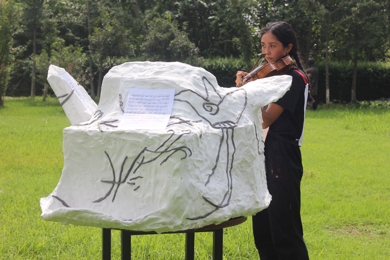 Music Stand - Eleanor Wang (Performance and Sculpture)      谱架 （行为，雕塑 纸， 超轻粘土）