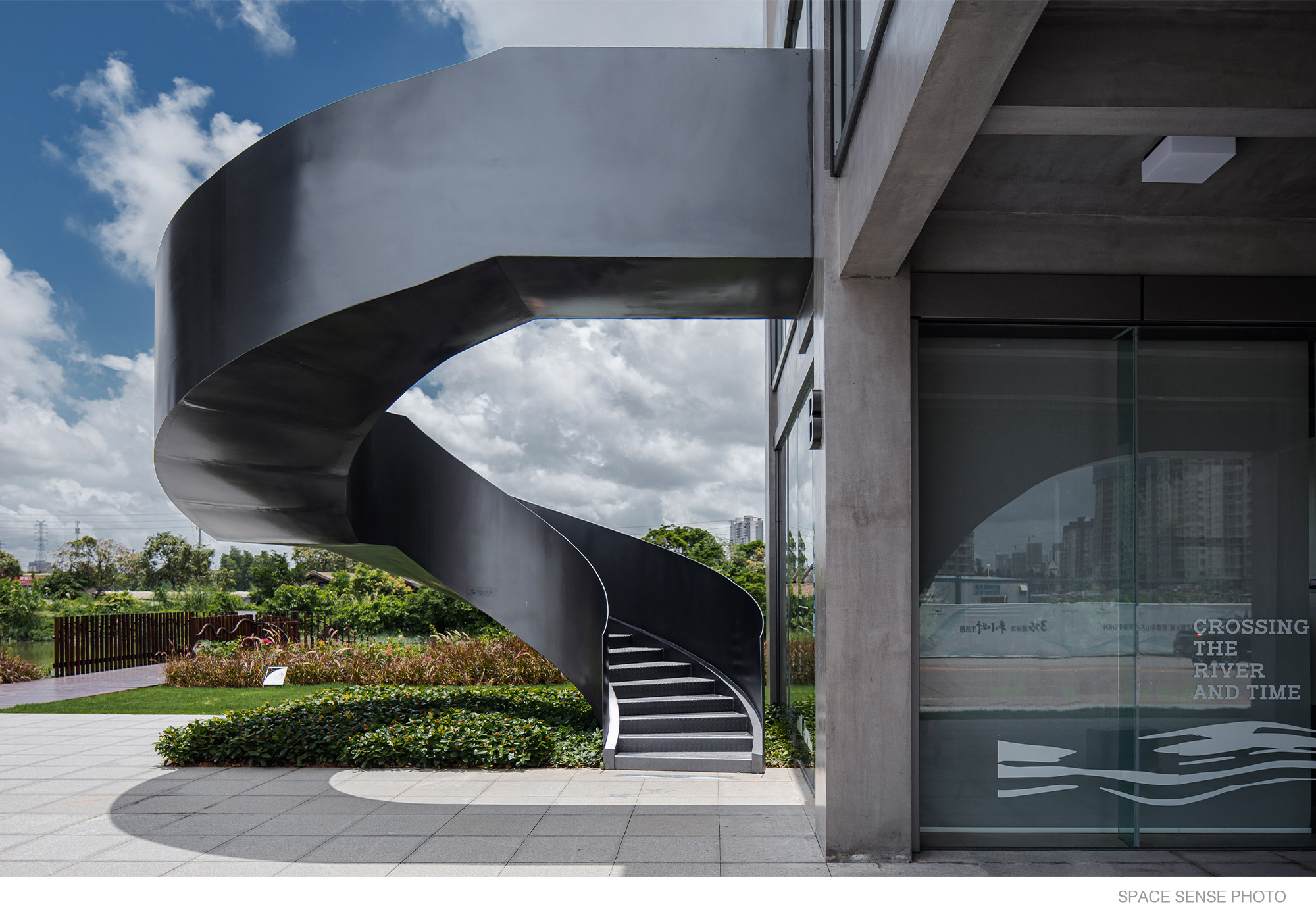 金属质感的旋转楼梯与墙面的碰撞