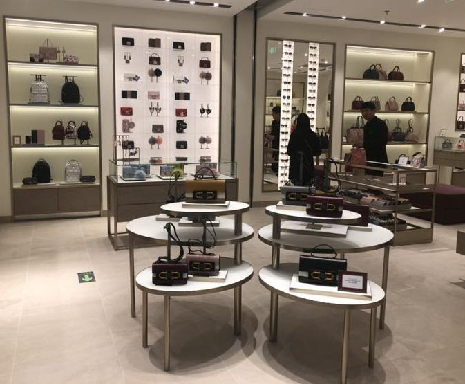 wallets shop display