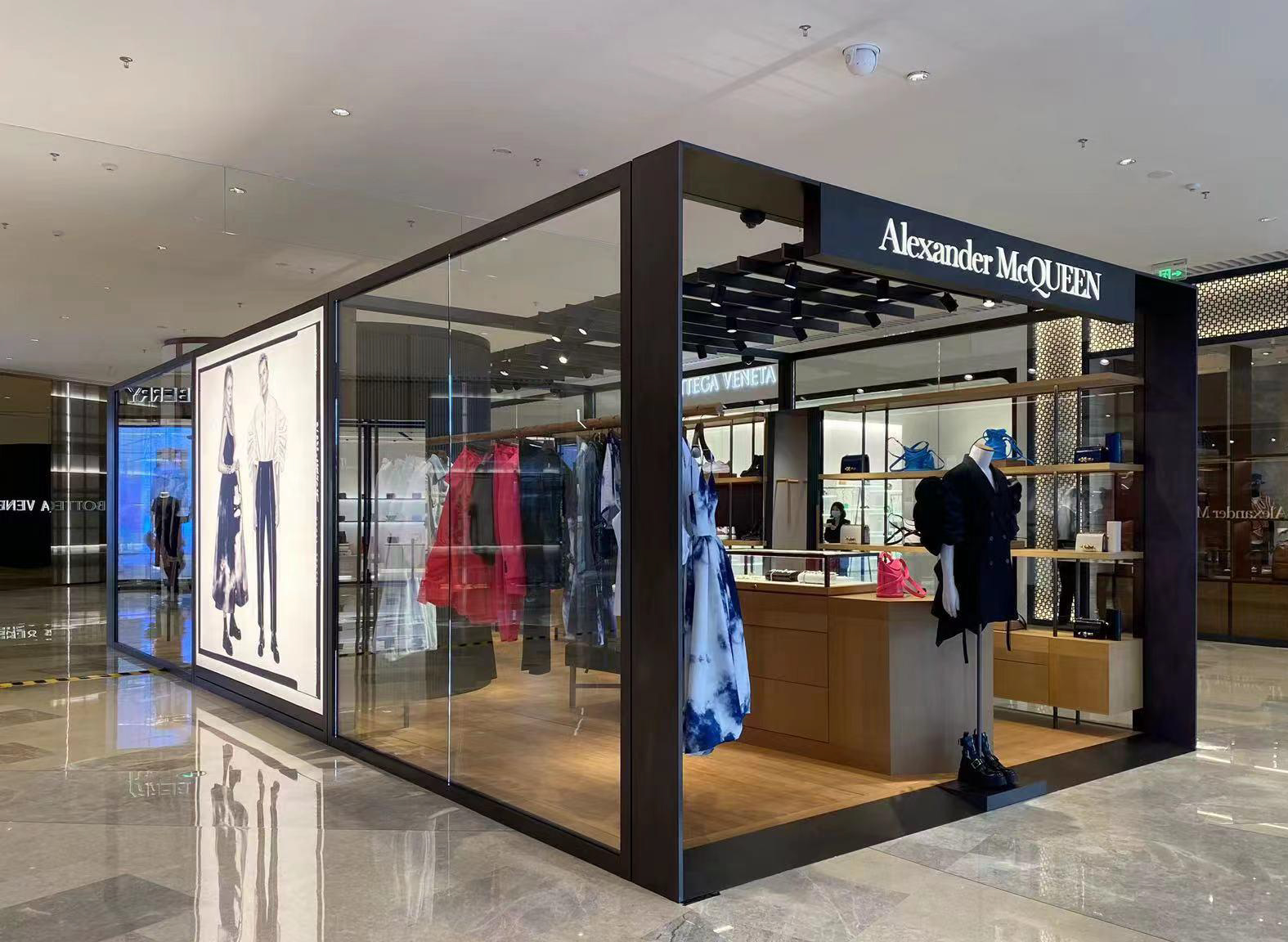 Alexander McQUEEN Luxury Kiosk