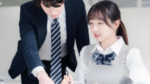 磐达教育儿童在中国籍教师引导下进行趣味日语游戏的场景