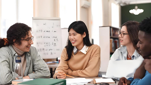 磐达成人中文口语课：13岁及以上学员通过情景模拟，快速提升日常社交沟通能力。