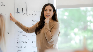 磐达教育通用英语课程：展示社交与日常生活场景中自信沟通的抽象插图