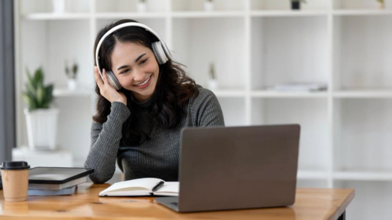 磐达教育数字化教材库界面展示，突出搜索与智能学习功能