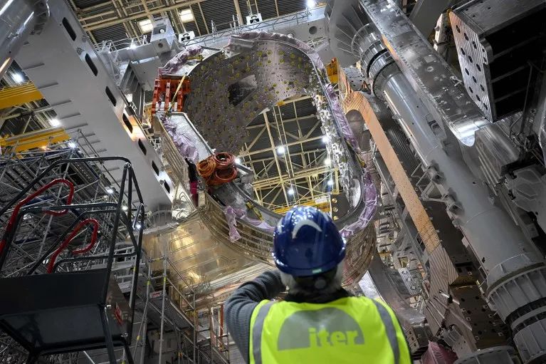 法国正在建造的巨型 ITER 核聚变反应堆。图片来源：Nicolas Tucat/AFP via Getty