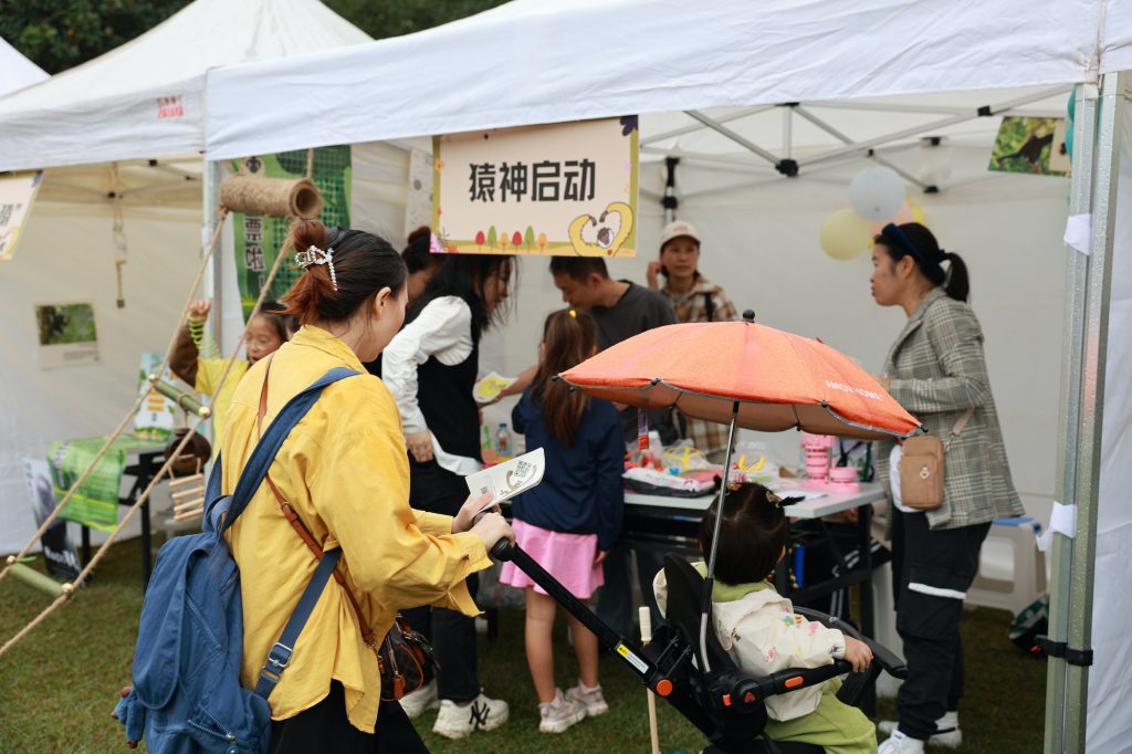 来自上海陆行中学北校“猿神启动”团队和他们的爬梯椰壳取食器