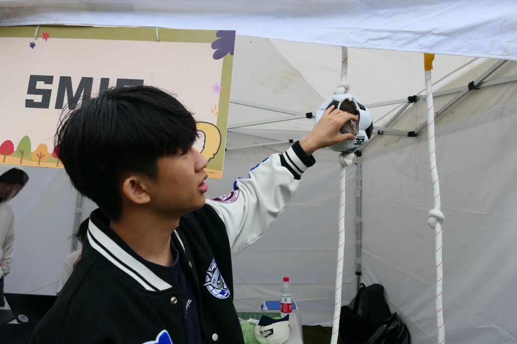 学校团队在介绍他们为长臂猿制作的玩具