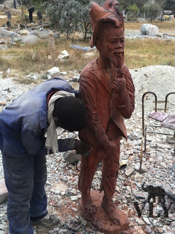 Tendi兄弟de学徒正在打磨VLY的铁木雕刻