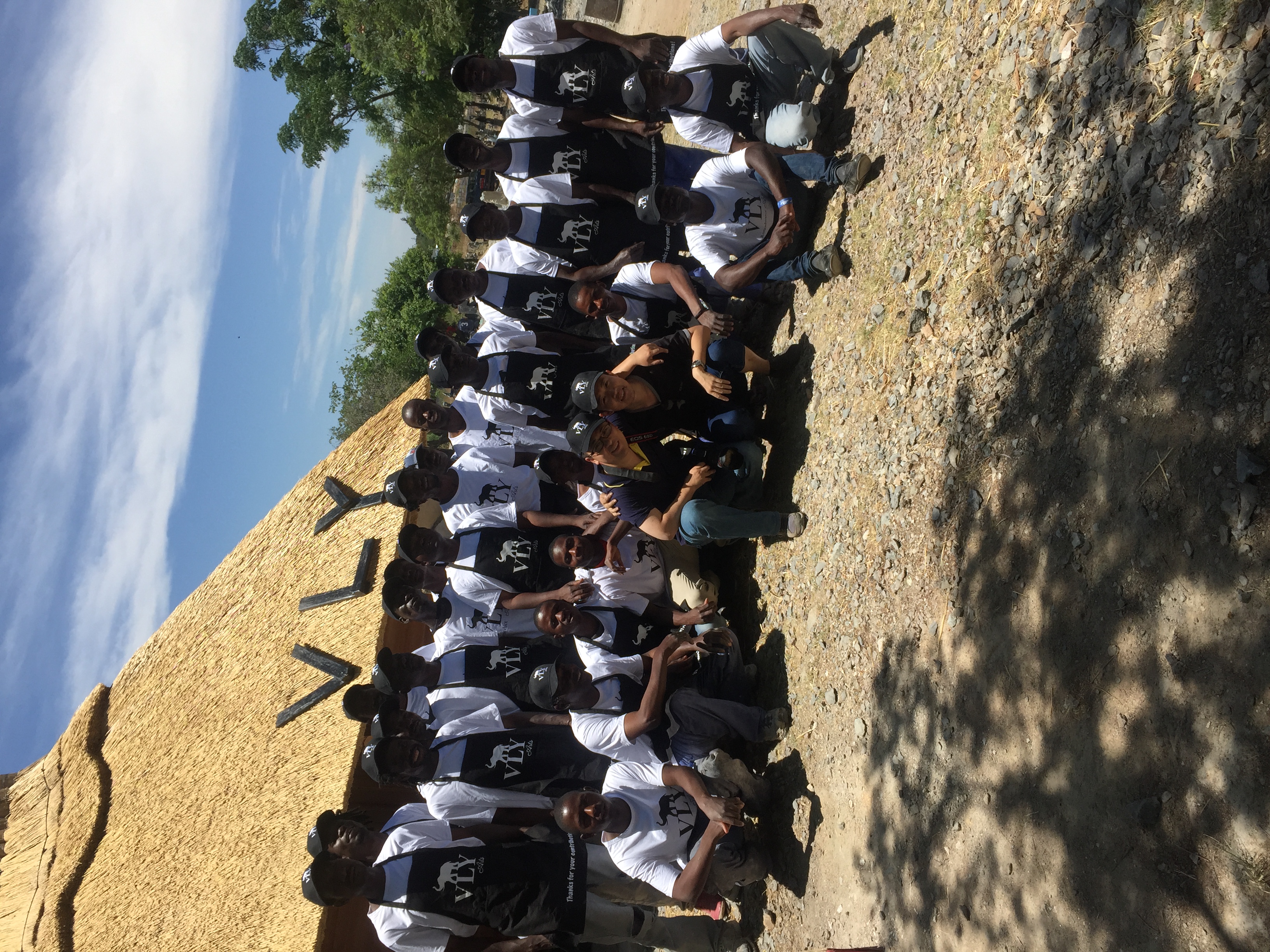 VLY Arts 团队与两位创始人