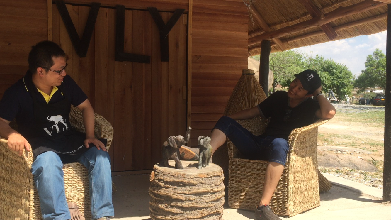 上图为两位创始人易斌（Robin)和逯羿（Louie）