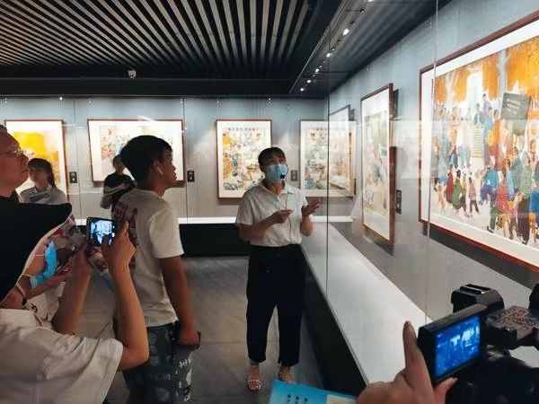 讲解员正在介绍户县农民画（受访者提供）