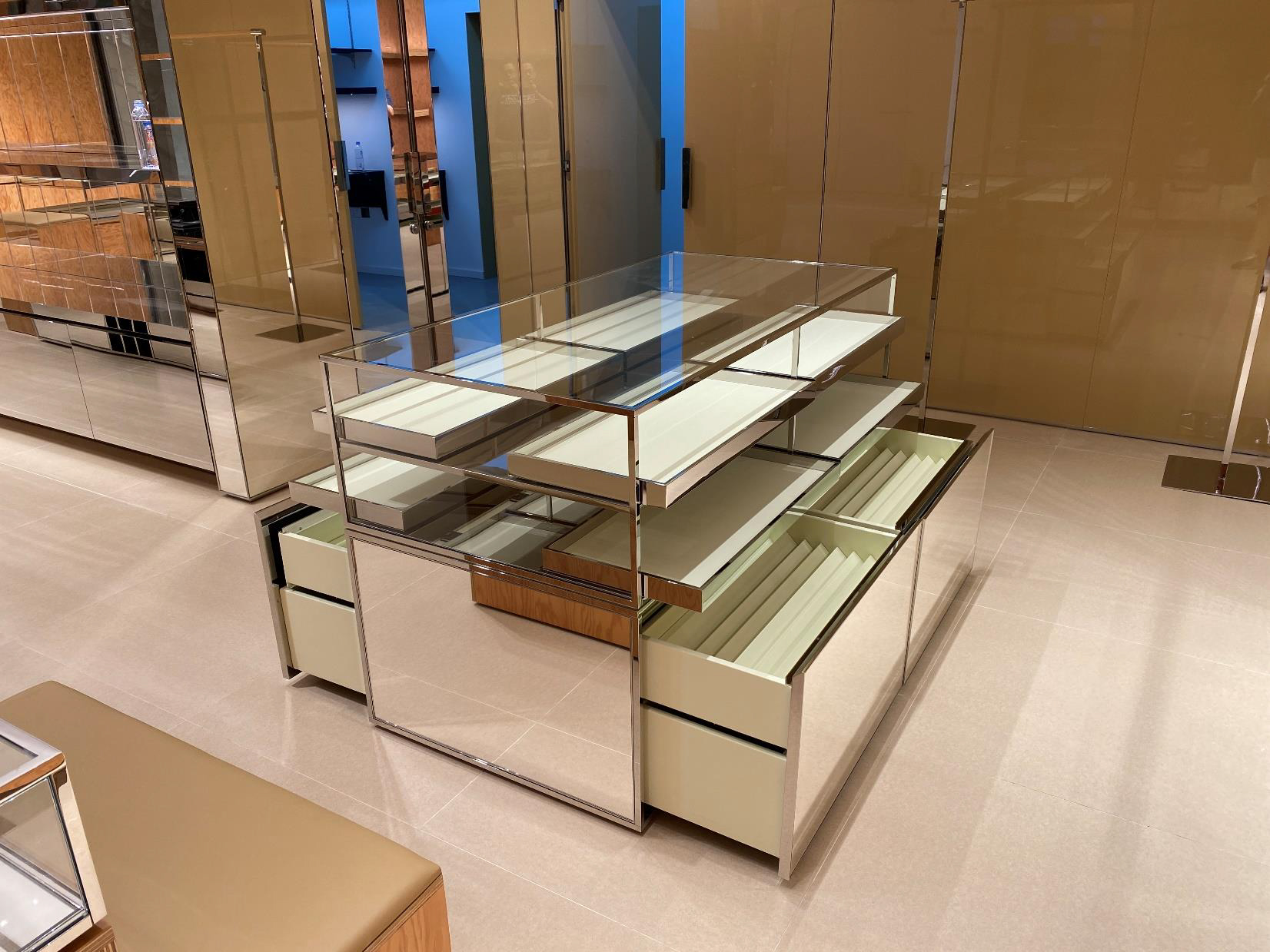 Luxury Fashion Shop Display Cabinet Custom