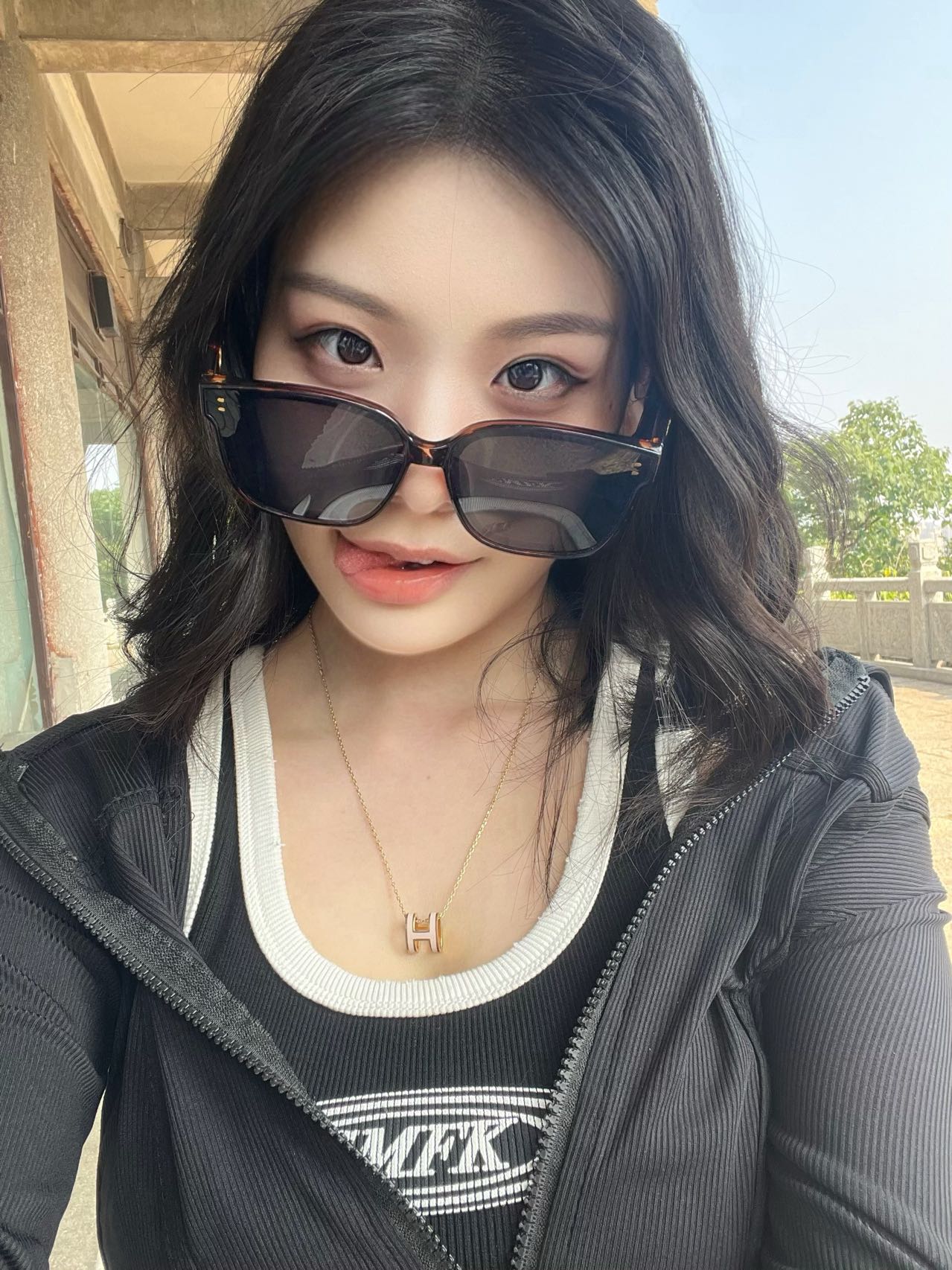 依依