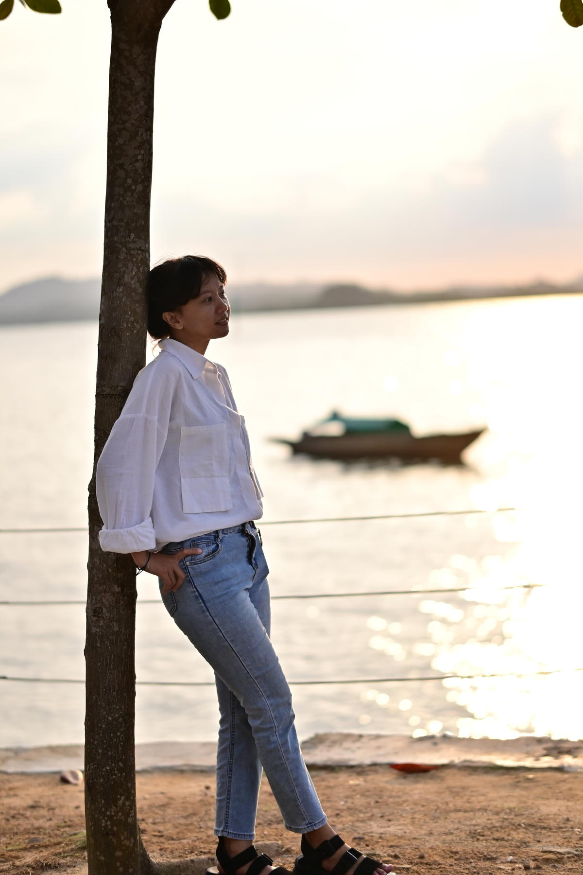 拍摄于印尼batam巴丹岛的夕阳西下。美丽的穆斯林女孩。