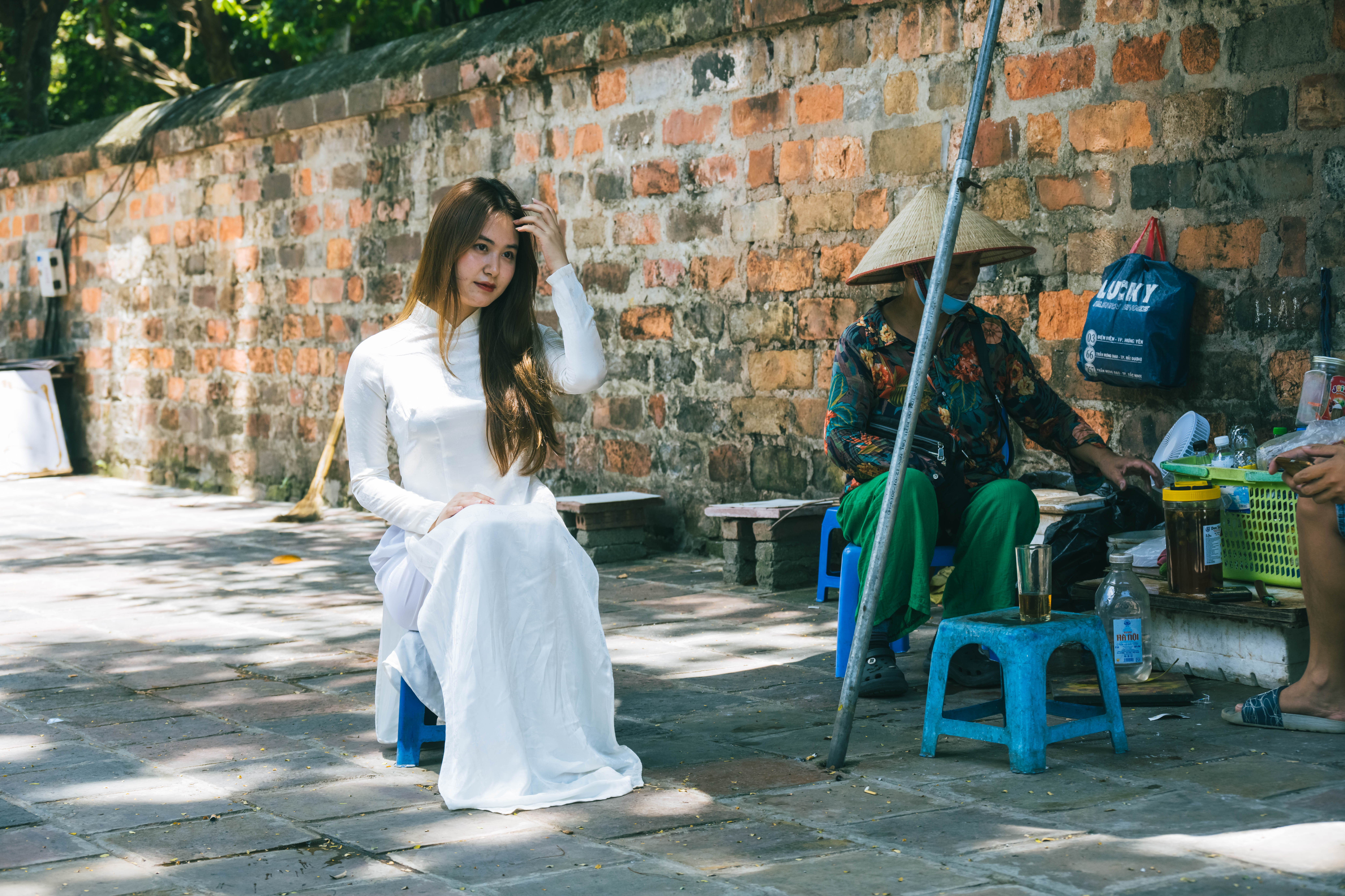 越南河内女孩Hannah，AoDai路边喝茶照