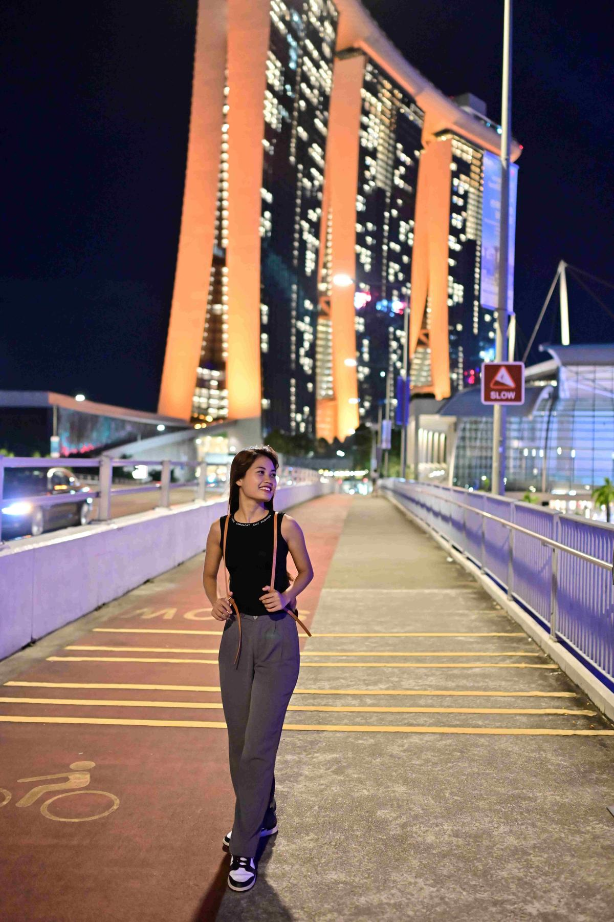 夜晚金沙酒店旅游拍照打卡