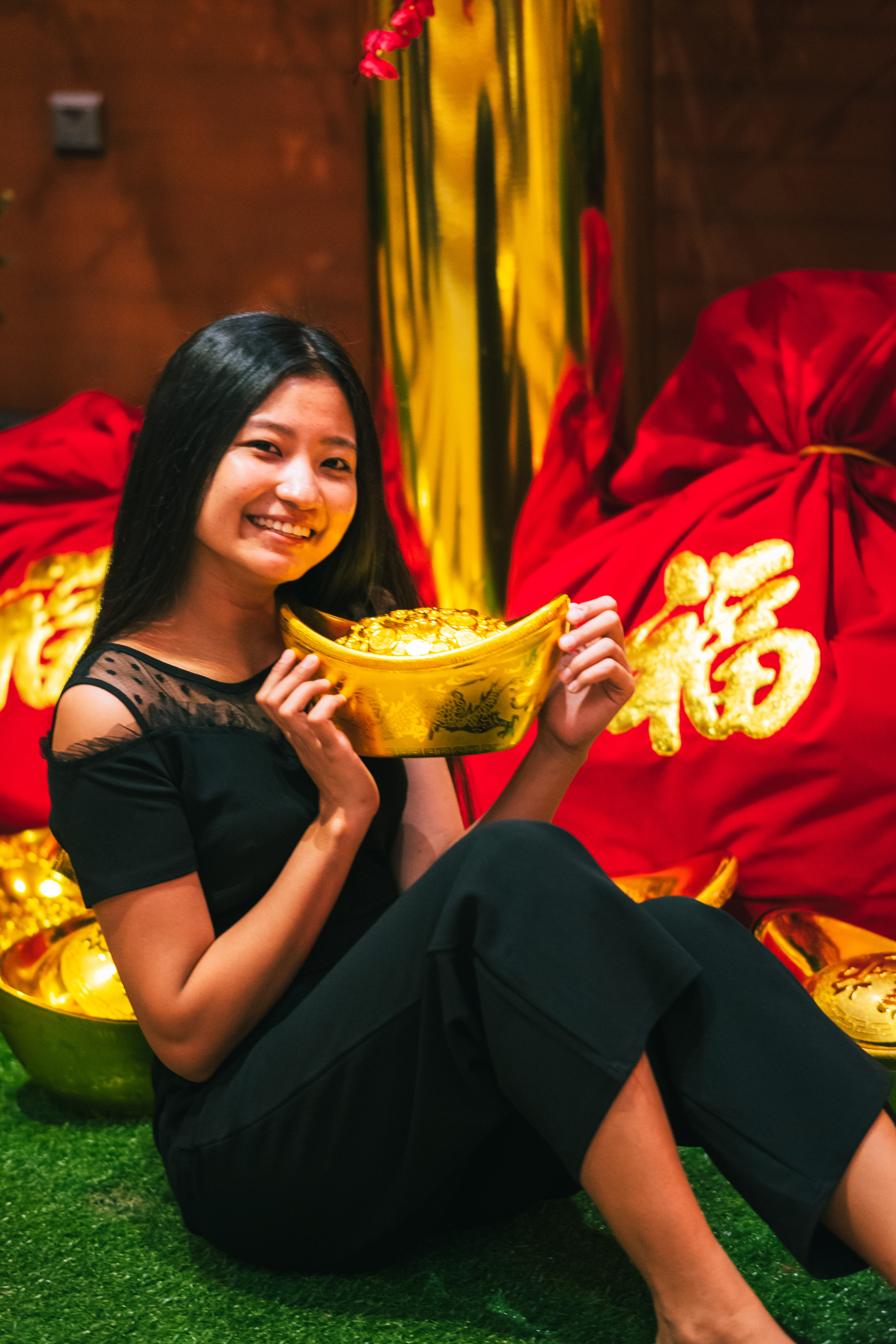 在新加坡福尔顿酒店大堂。春节期间会有很多小装饰，非常适合打卡