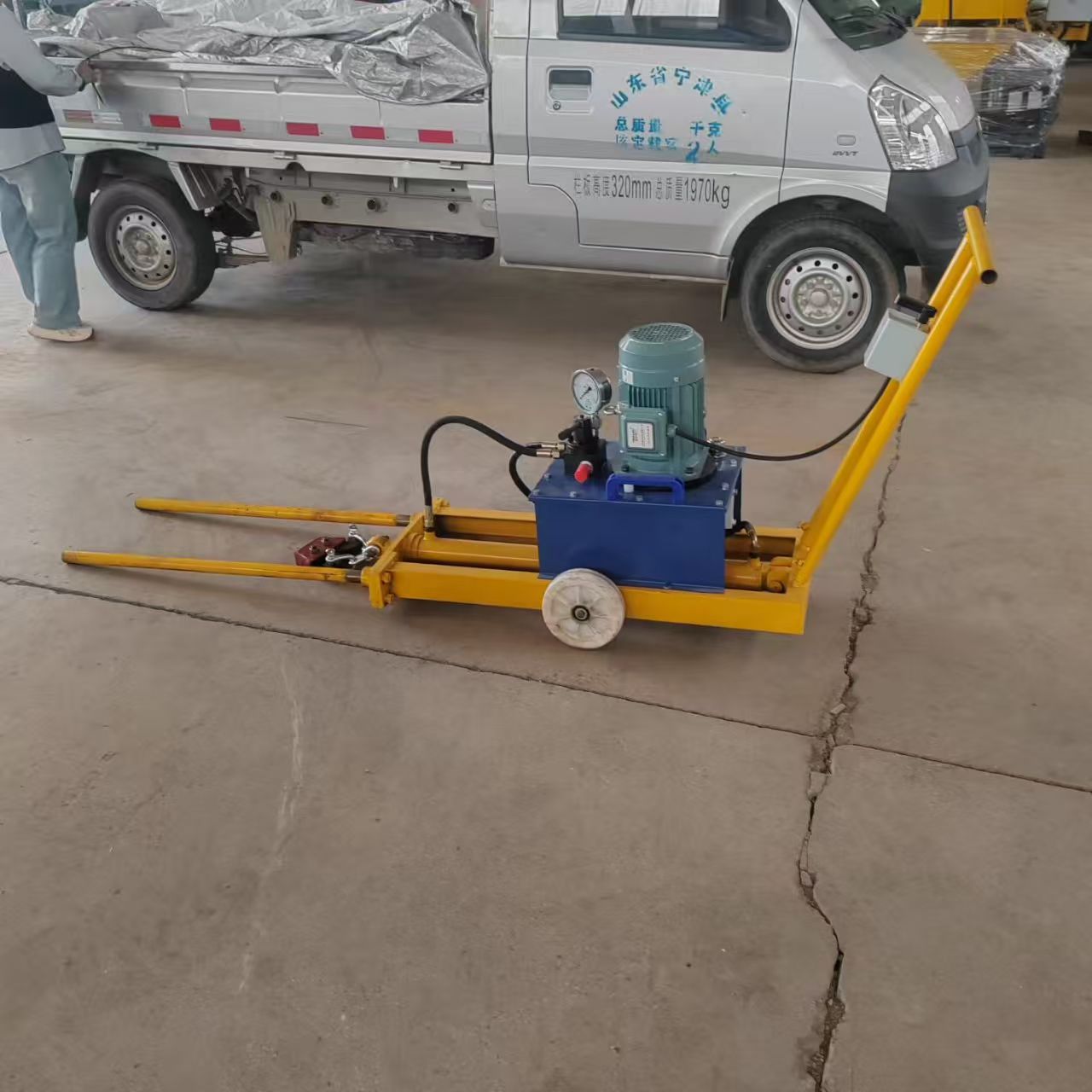 小型液压涨拉机