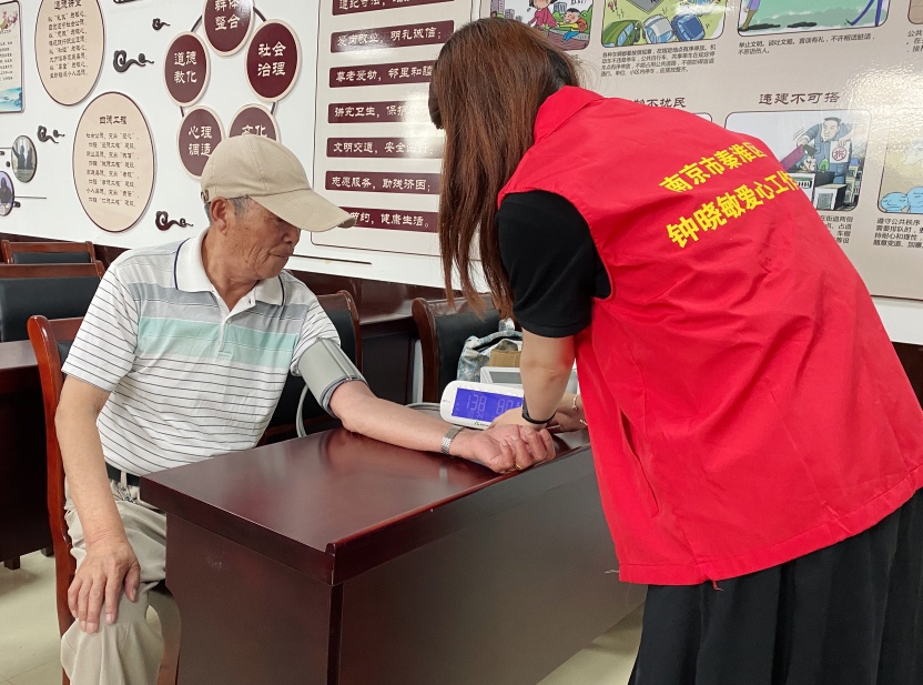 党员服务进社区义诊宣教促健康