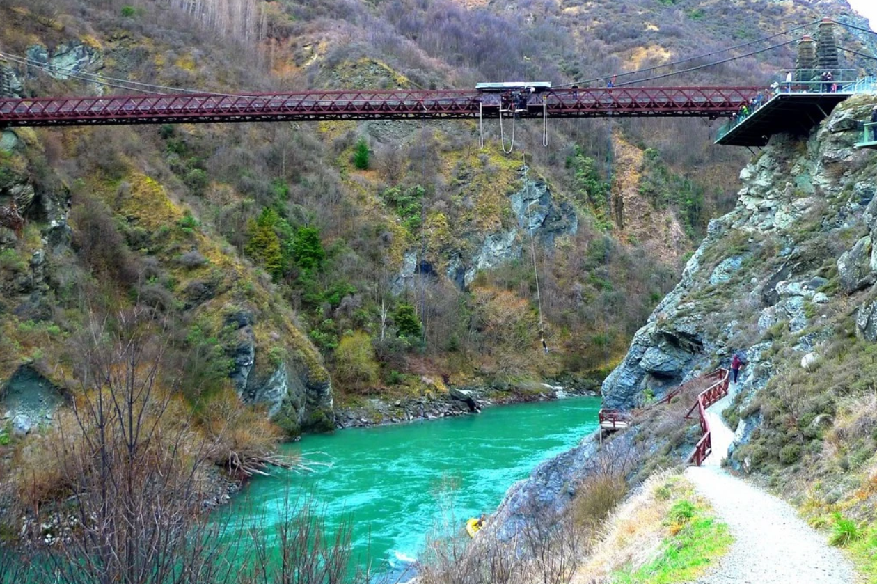 赶时间参加活动，危险驾驶很可怕