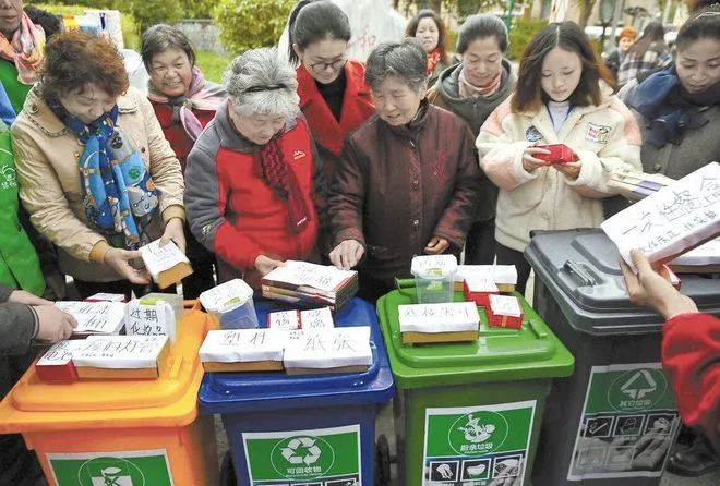 小区阿姨讨论垃圾分类