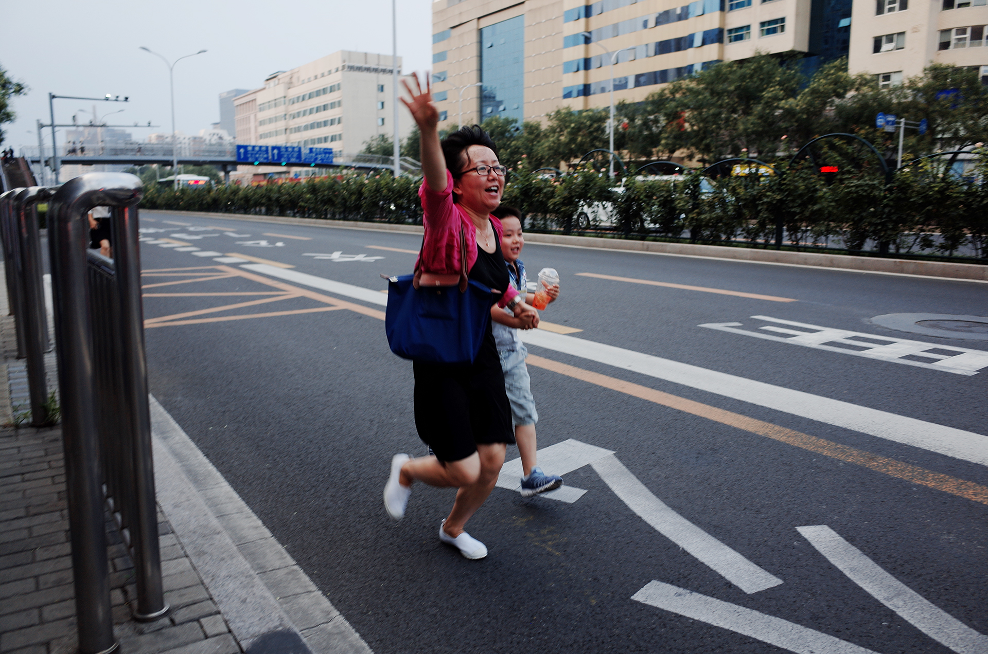 追赶公交车的母女俩