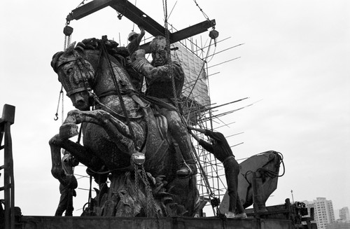銅馬 III,Monumento a Ferreira do Amaral  The Bronze Horse III,1992