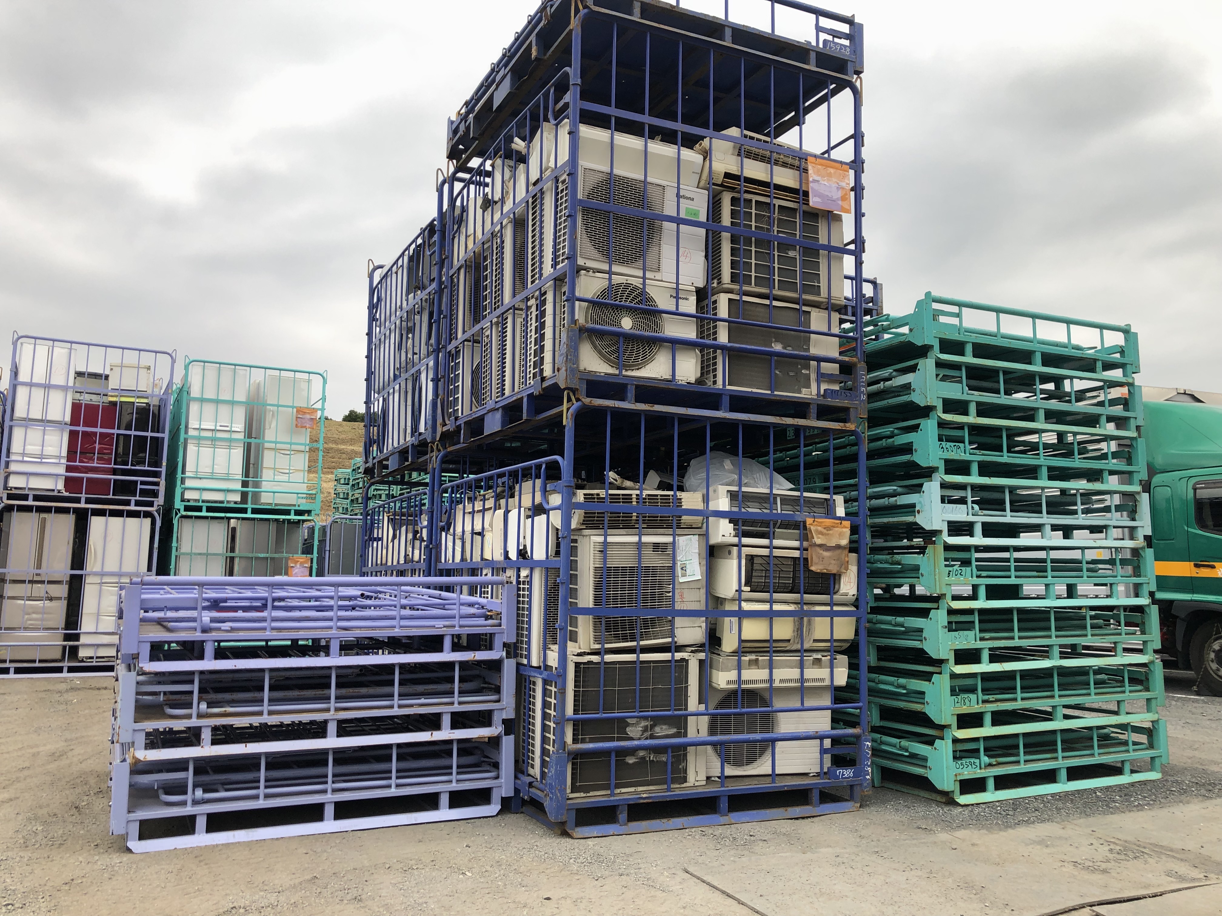 WEEE recycling container; wire mesh container; used refrigerator recycling; washing machine recycling; reverse logistics