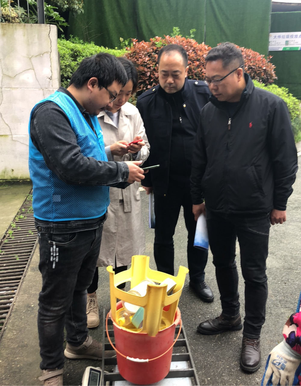 黄哲副局长体验小蓝屋运行模式