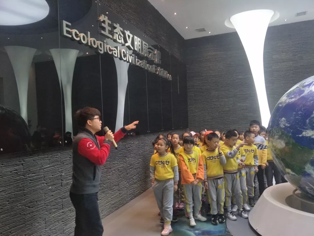 讲师带领大家参观展厅