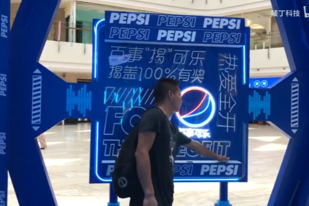 红色灯珠重合 的瞬间按下按钮，即为过关
