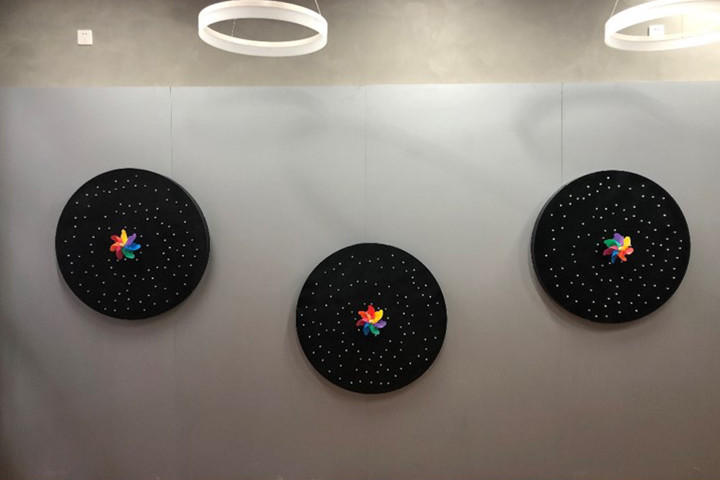 吹动风车，转动的风车触发圆盘上的“星空灯”点亮。