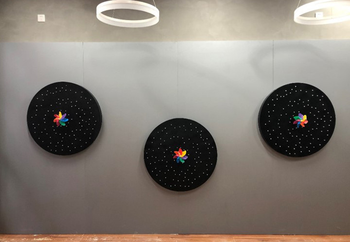 吹动风车，转动的风车触发圆盘上的“星空灯”点亮。