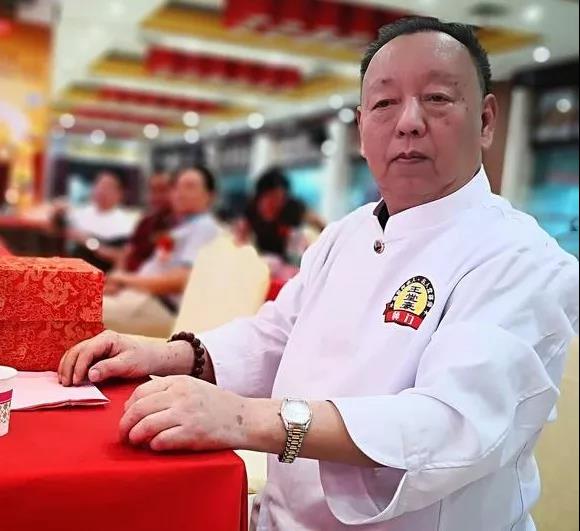 中国烹饪大师,中国烹饪协会终身荣誉奖获得者,广西桂菜大师,邕菜传承