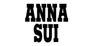 Anna Sui的创始人是华裔移民萧志美，其产品具有极强的迷惑力，无论是服装、配件还是彩妆，都能让人感觉到一种抢眼的、近乎妖艳的色彩震撼。Anna Sui现在眼镜拥有服装、服饰配件、化妆品、香水、家具用品等系列产品，并在世界的许多地方有专卖店。