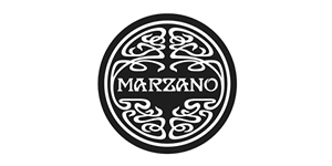 1965年，PeterBoizot在英国伦敦创立了PizzaExpress，并发展成为一家精于正宗意式比萨的连锁餐厅； 　　2006年，中国大陆地区第一间餐厅于2006年在新天地开业，并被命名为Marzano；PizzaMarzano自2006年在上海新天地开始了在中国的意大利美食之旅，10年光阴间在短暂使用PizzaExpress（品牌在英国的品牌名）后，2016年正式回归到最初PizzaMarzano（英文），比萨玛尚诺（中文），一个为你提供如（玛）瑙般璀璨的美食美景，一个为你提供意式休闲时（尚）的生活方式，一个为你提供品质承（诺）的品牌。