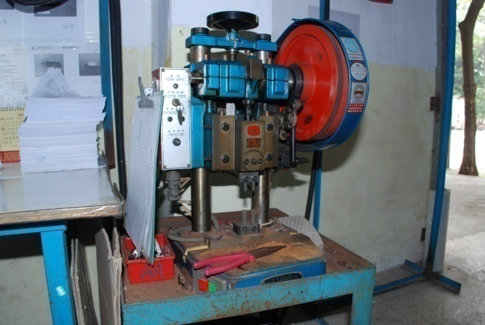 铆压机　Crimping Machine