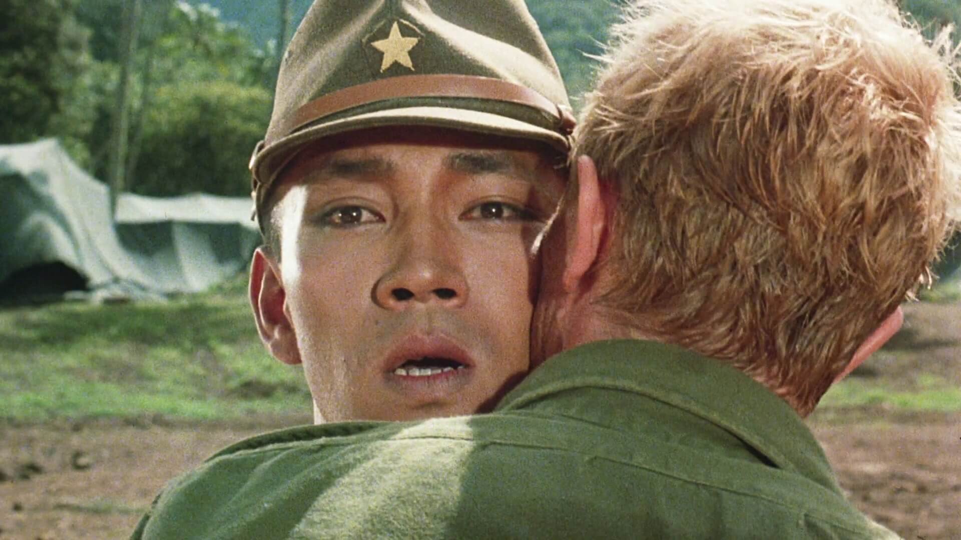 《圣诞快乐，劳伦斯先生》（Merry Christmas，Mr. Lawrence）中最經典的一幕2（图片来源：网路图片）