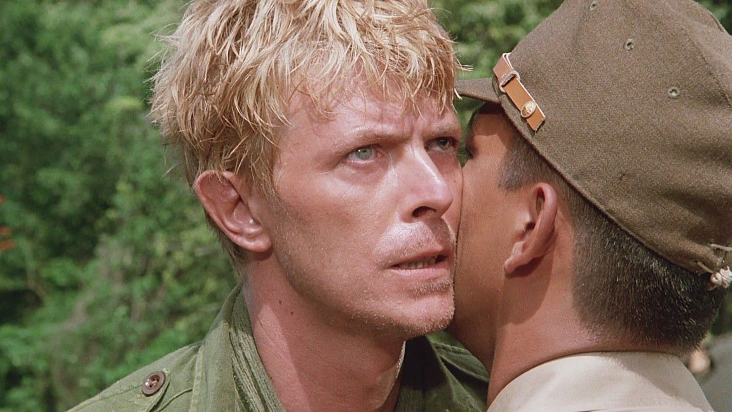 《圣诞快乐，劳伦斯先生》（Merry Christmas，Mr. Lawrence）中最經典的一幕（图片来源：网路图片）