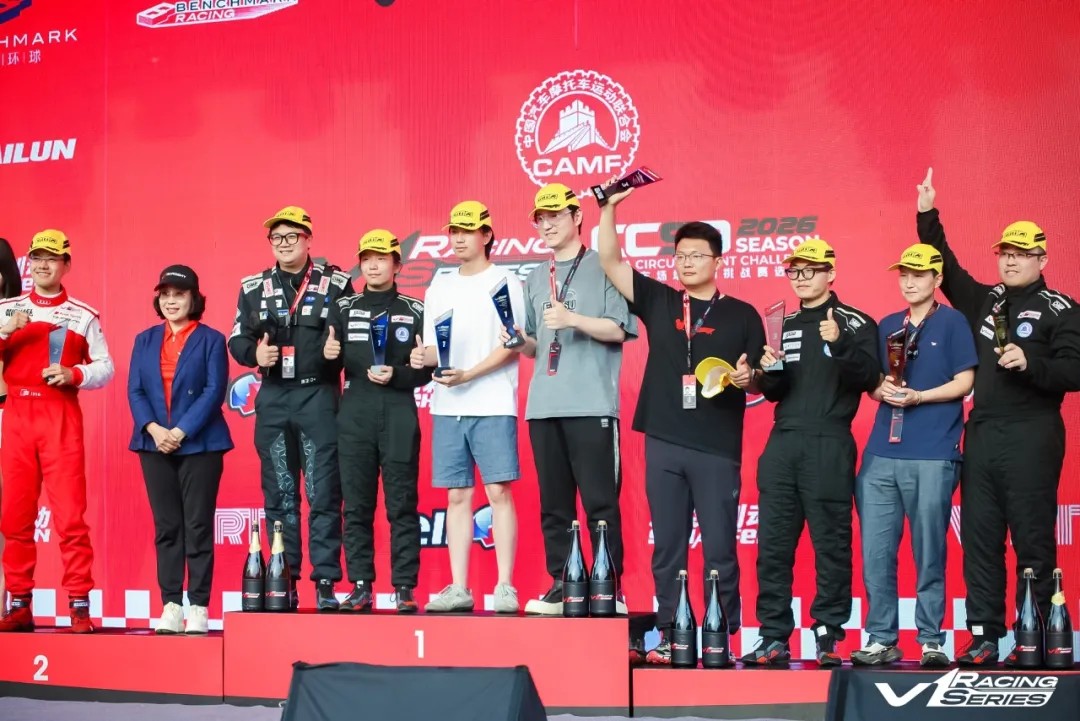 标杆环球集团首席运营官张颖女士为统规组晶锐组别颁奖
