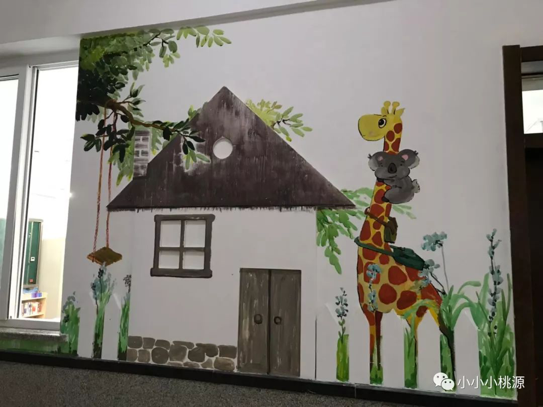 长颈鹿宝宝画出来，小考拉小赖皮抱着长颈鹿宝宝的脖子