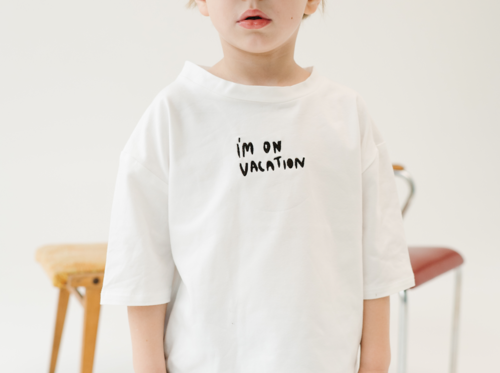 I am on Vacation White Tee （ pre order 预购 ）