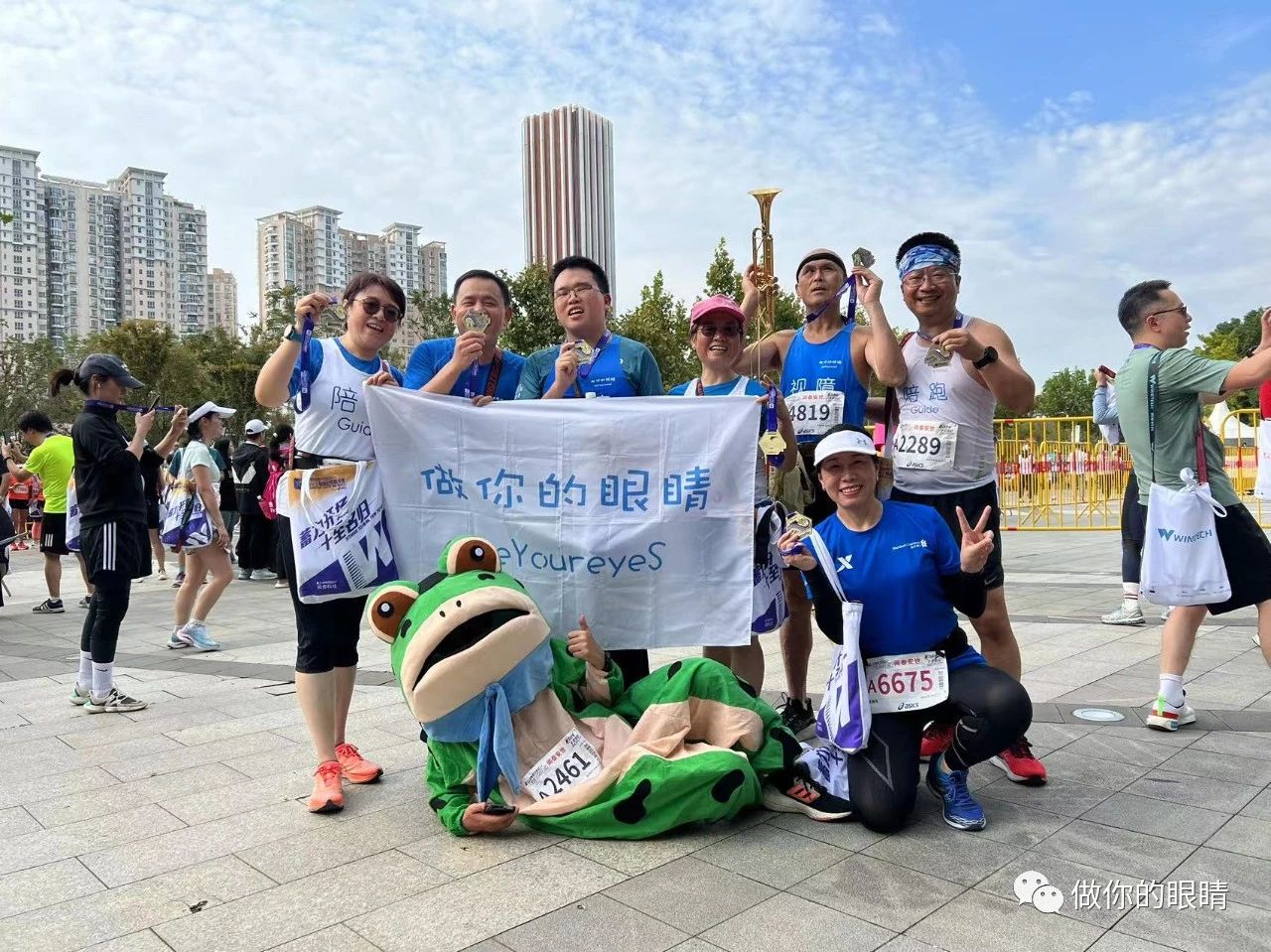 上马10公里精英赛完赛蓝睛灵合影 Completion of Shanghai Marathon's 10K Elite Race, Lanjingling Group Photo