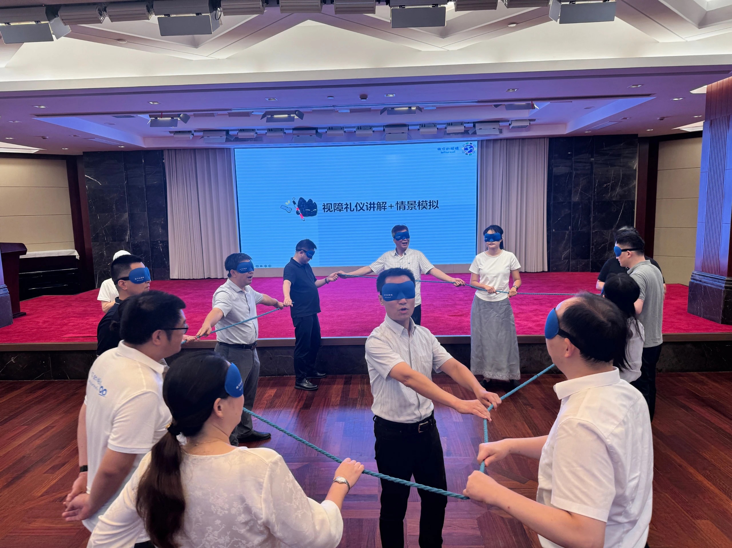活动中大家在体验关闭视觉后的团队协作 Participants experiencing teamwork without sight during the event