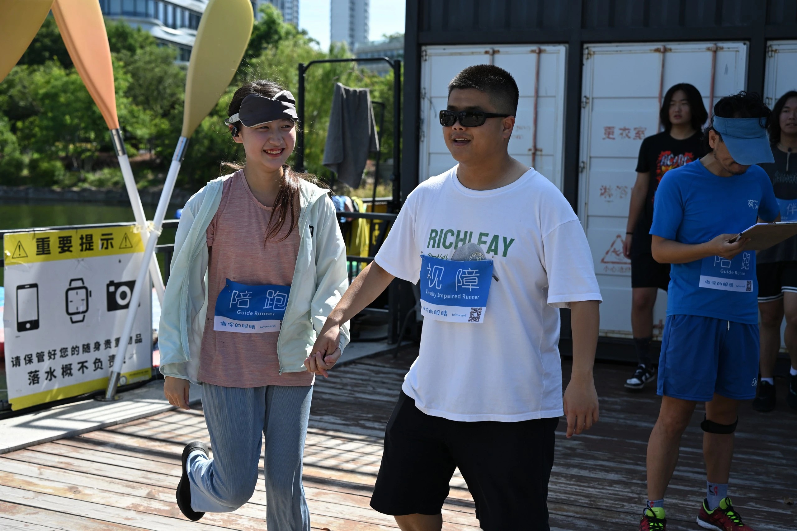迎着夏日清晨的阳光，我们一起去运动。Let's greet the summer sunrise with a workout together