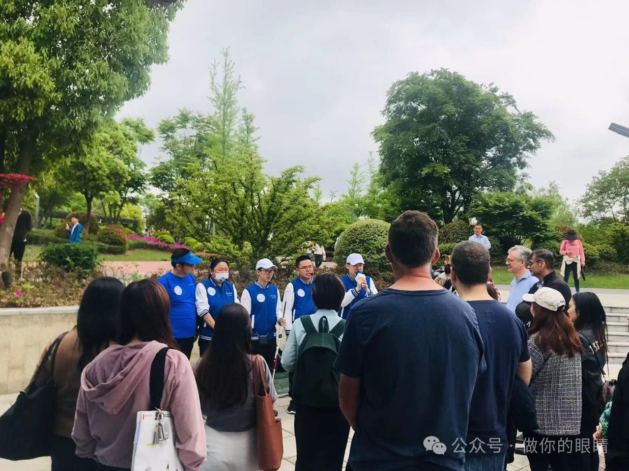 体验式工作坊开启，大家在认真聆听 Experiential Workshop Begins, Everyone Listening Attentively