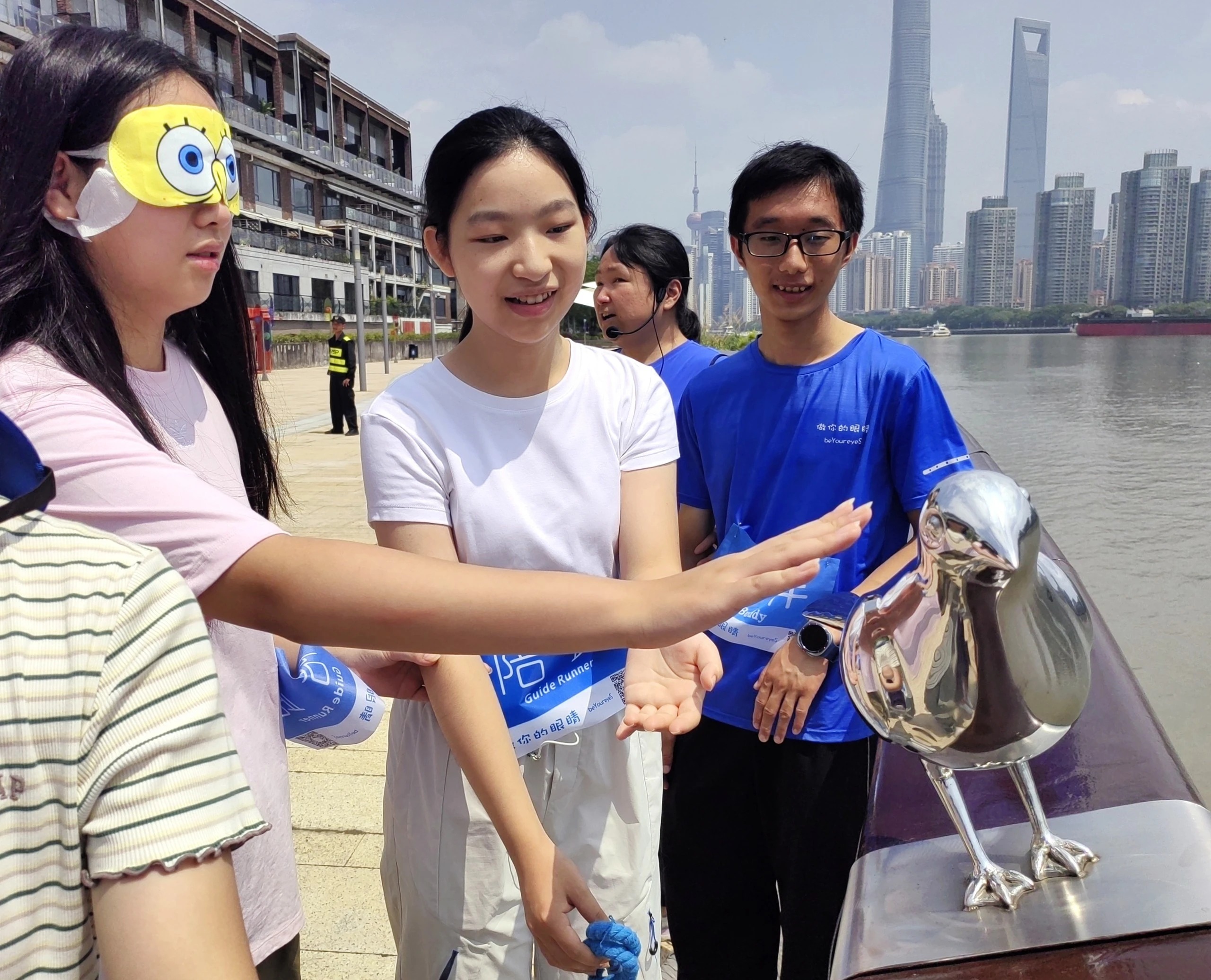 图：站在另一个角度来探索这个世界，打开相互认知和理解彼此的心门。Explore the world from a different perspective, and open the door to mutual understanding