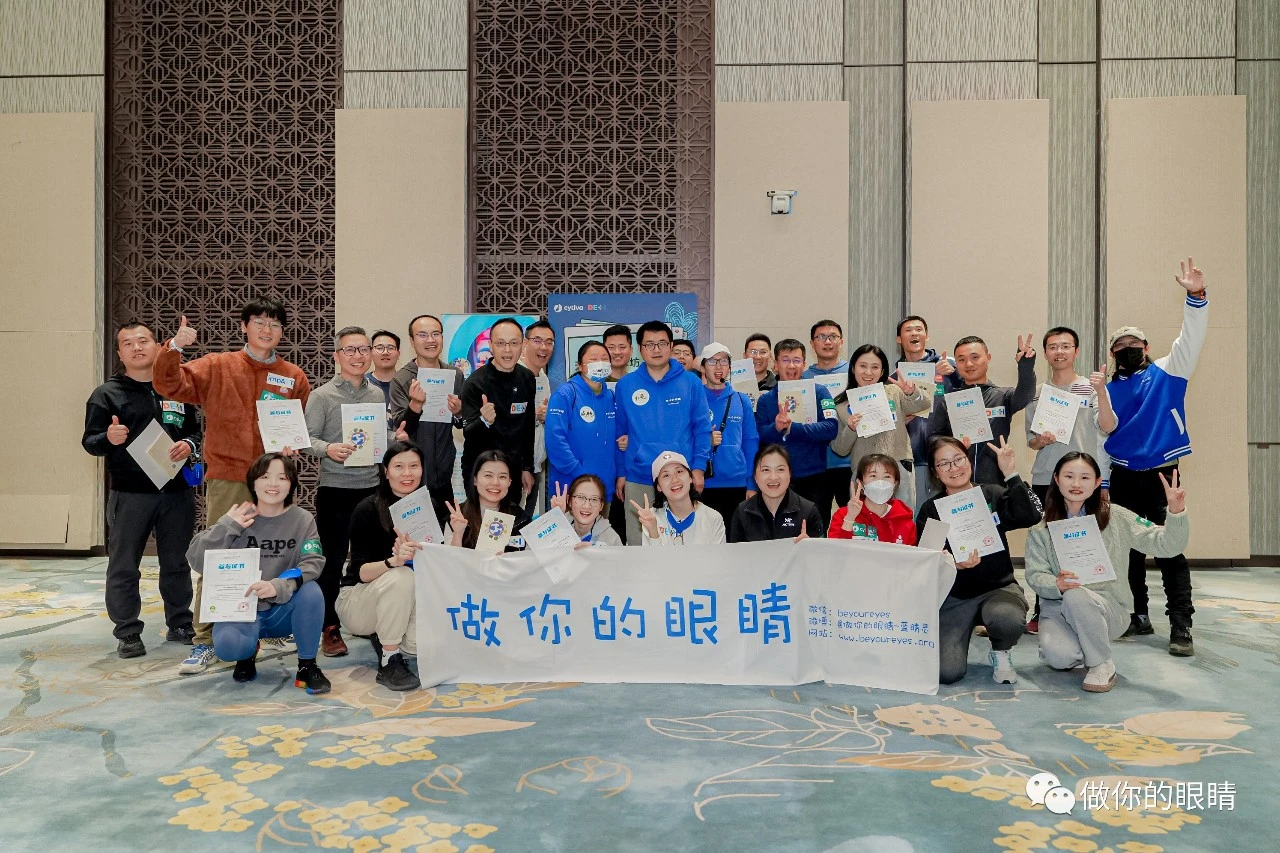 蓝睛灵工作团队与思拓凡员工合影 Group photo of the Lanjingling team and Thinkfun employees