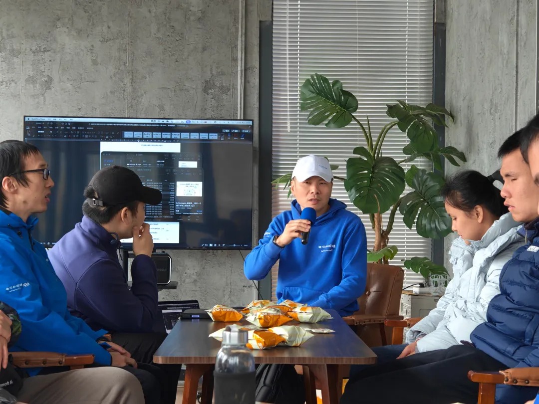 向东在沙龙活动中分享无障碍建设的理念和思路 Xiangdong sharing concepts and ideas for accessibility development during the salon